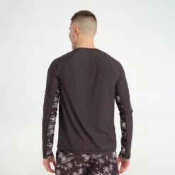 Mens Island LS Rashie -Cancer Council Shop 240924 CancerCouncil Ecom ONMODEL CCCCC169074 0092